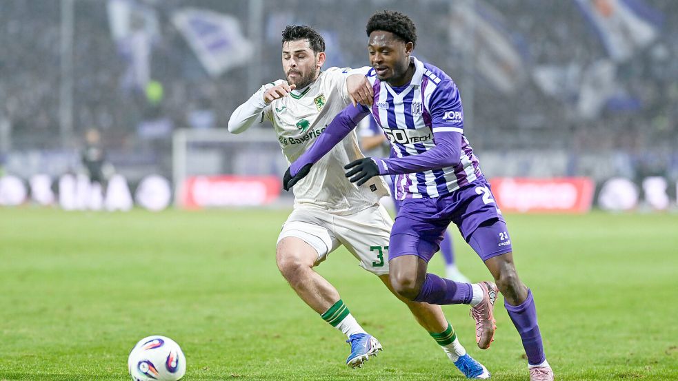 Mit Schnelligkeits-Vorteilen auf der Schiene: Tony Lesueur lässt in dieser Szene Kevin Volland (1860 München) stehen. Foto: imago/osnapix