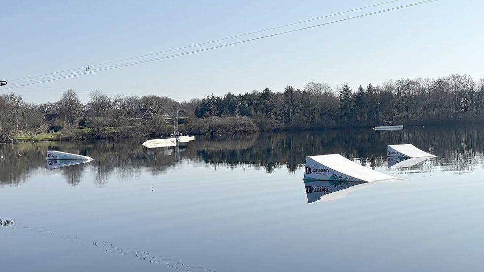Am Badesee ist alles schon vorbereitet. Neben dem Sandstrand, für den die Stadt Aurich verantwortlich ist, auch die Rampen für die Wasserski-Fans. Foto: Karin Böhmer