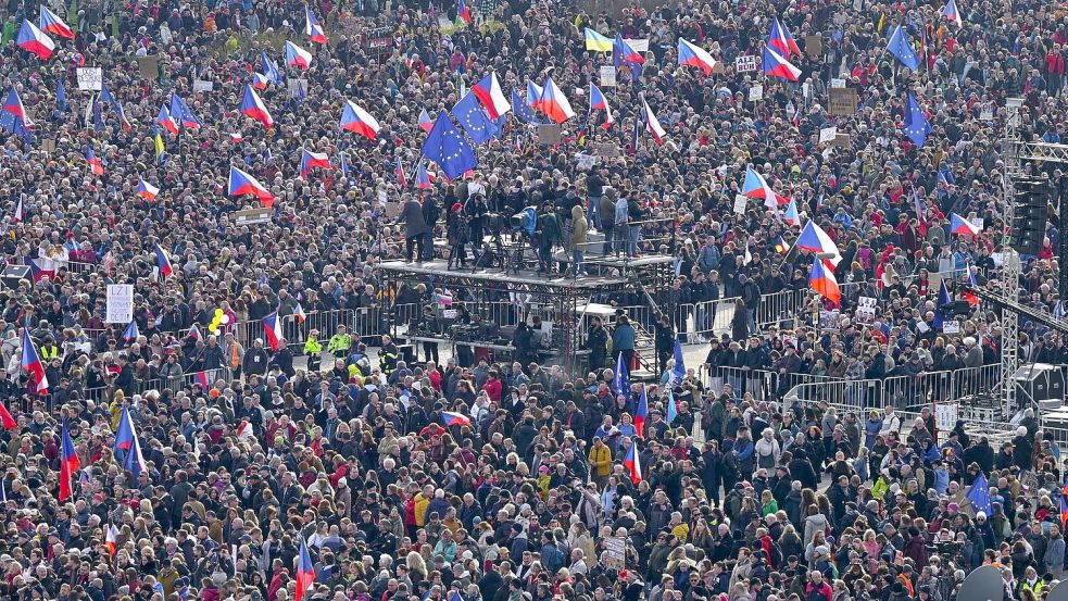 Viele tschechische Fahnen sind zu sehen. Foto: ·ulová Kateøina/CTK/dpa