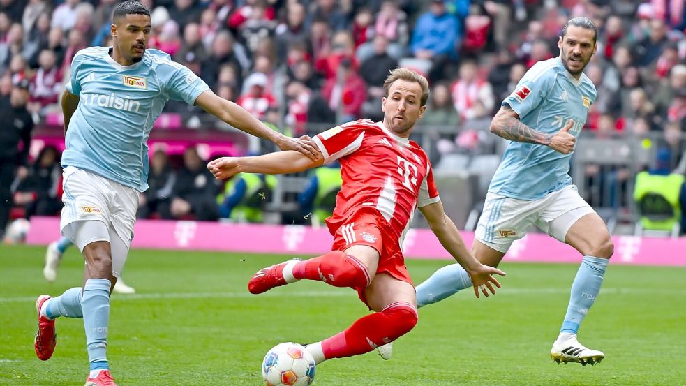 Der FC Bayern mit Torjäger Harry Kane (M) führt die Bundesliga weiter souverän an. Foto: Sven Hoppe