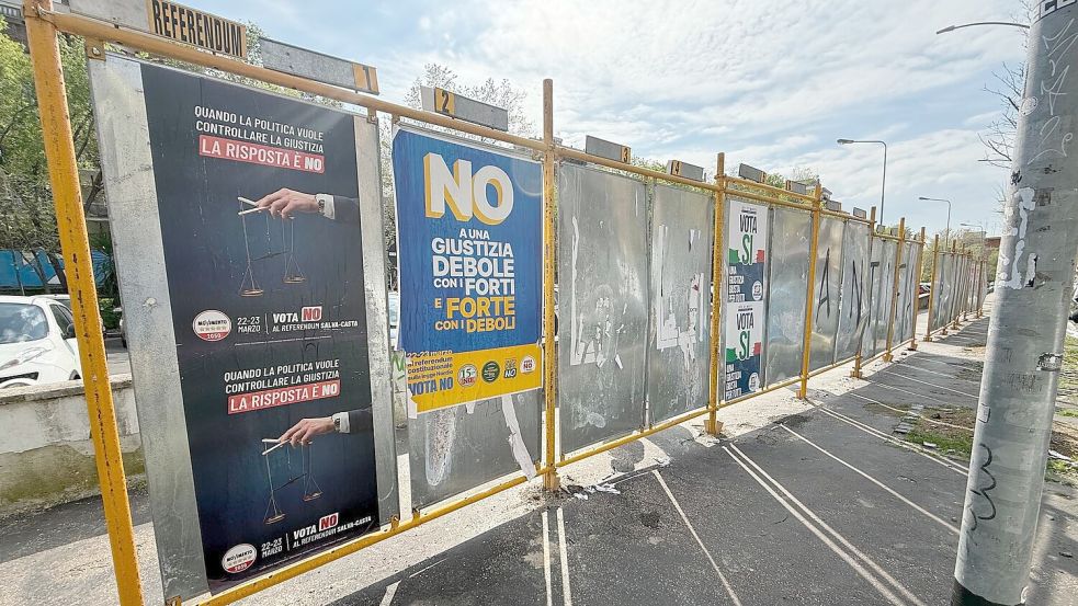 Auf Plakaten wird für Ja oder Nein geworben. Foto: Christoph Sator/dpa