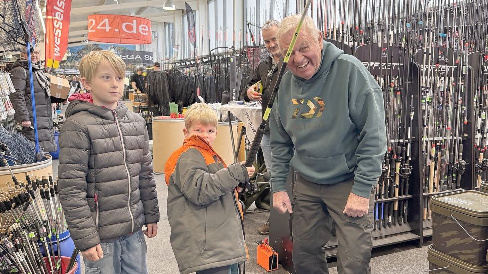 Marten (links) und Bjarne Schammey waren eigens mit ihrem Vater aus Zetel angereist, um Horst Hennings und den anderen Angel-Promis das eine oder andere Fanggeheimnis zu entlocken. Foto: Holger Janssen