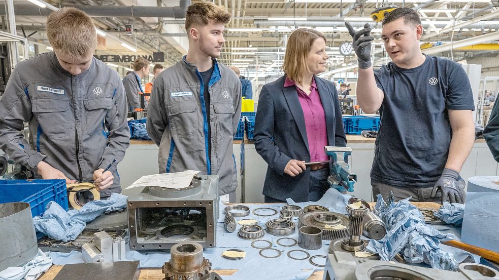 So läuft‘s in der Volkswagen-Akademie Emden: Die Azubis erklären Ministerin Julia Willie Hamburg (Grüne), woran sie gerade arbeiten. Foto: Klaus Ortgies