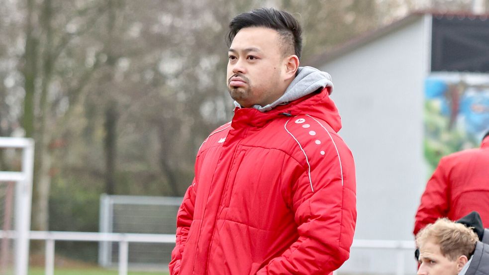 Schwein gehabt: Der Großefehntjer Trainer Bi Le Tran sah erst in der Nachspielzeit den SVG-Siegtreffer.Foto: Helmut Vortanz