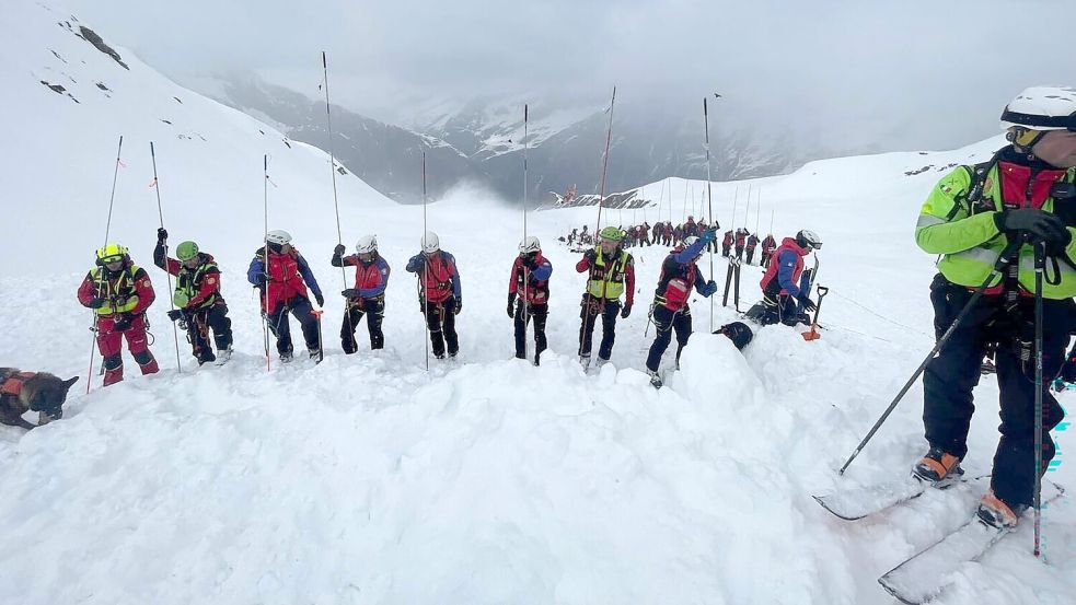 Mehr als 60 Rettungskräfte waren bei der Suche im Einsatz. Foto: -/Italienische Bergwacht/dpa