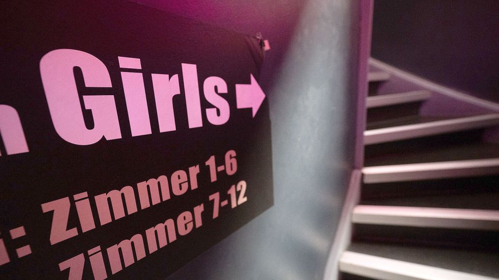 In diesem größeren Bordell gibt es zwölf Zimmer. Im Kreis Aurich findet Prostitution eher in kleineren Prostitutionsstätten statt. Foto: DPA