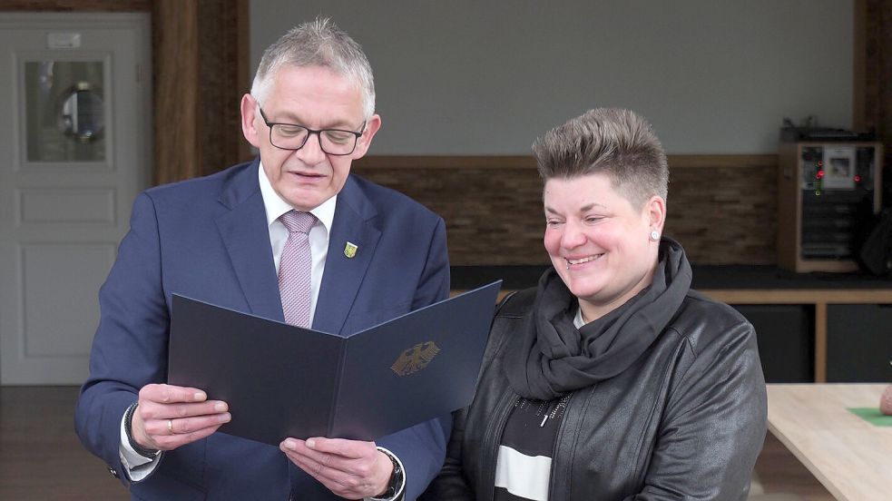 Landrat Olaf Meinen verliest die Verleihungsurkunde für Melly Doden. Foto: Werner Jürgens