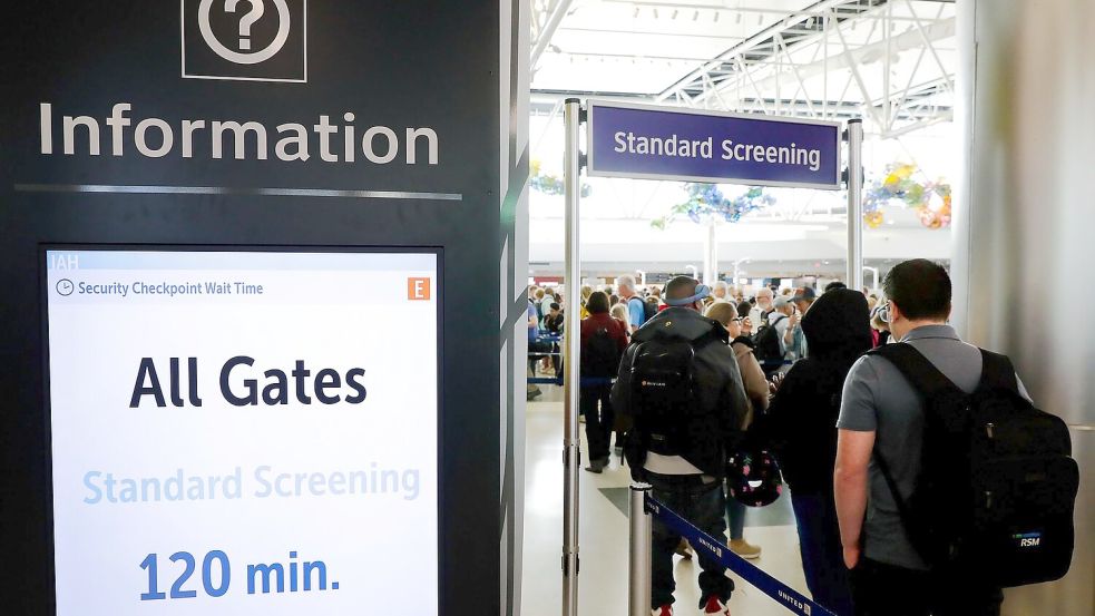 Lange Warteschlangen auf Flughafen in Houston. (Archivfoto) Foto: Michael Wyke/FR33763 AP/AP/dpa