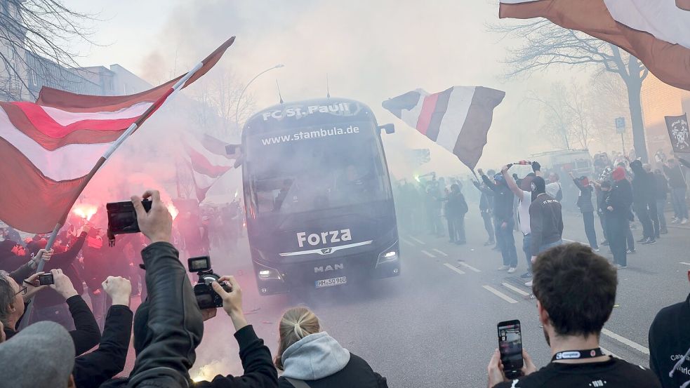 Stimmungsvoller Fan-Empfang für St. Pauli-Spieler Foto: Christian Charisius