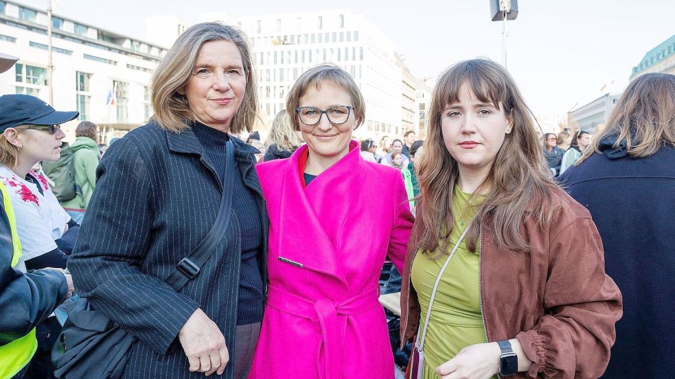 Die Grünen-Politikerinnen Katrin Göring-Eckardt, Franziska Brantner und Ricarda Lang (l-r) waren ebenfalls am Brandenburger Tor. Foto: Gerald Matzka