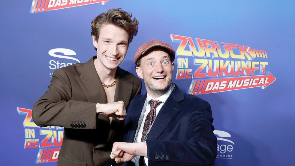 Die beiden Hauptdarsteller bringen das Publikum mit witzigen Dialogen zum Lachen. Foto: Georg Wendt