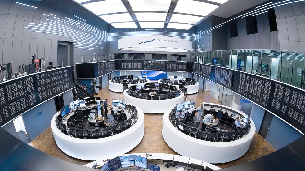 Handelsraum in Frankfurt: Reihenweise börsennotierte Firmen müssen ihre Gewinnziele korrigieren. (Archivbild) Foto: Boris Roessler