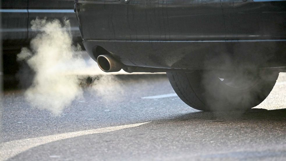 Die Deutsche Umwelthilfe will, dass BMW und Mercedes-Benz untersagt wird, in Zukunft Neuwagen mit klimaschädlichen Verbrennungsmotoren zu verkaufen. (Symbolbild) Foto: Katharina Kausche
