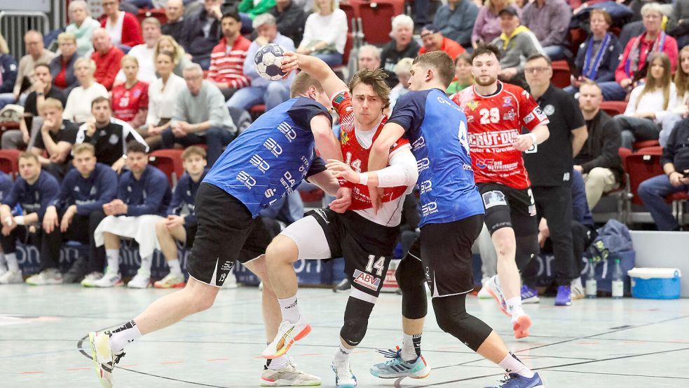 Kaum ein Durchkommen gab es für die OHV-Spieler gegen eine kompakte Vareler Deckung. Fotos: Jens Doden (Emden)