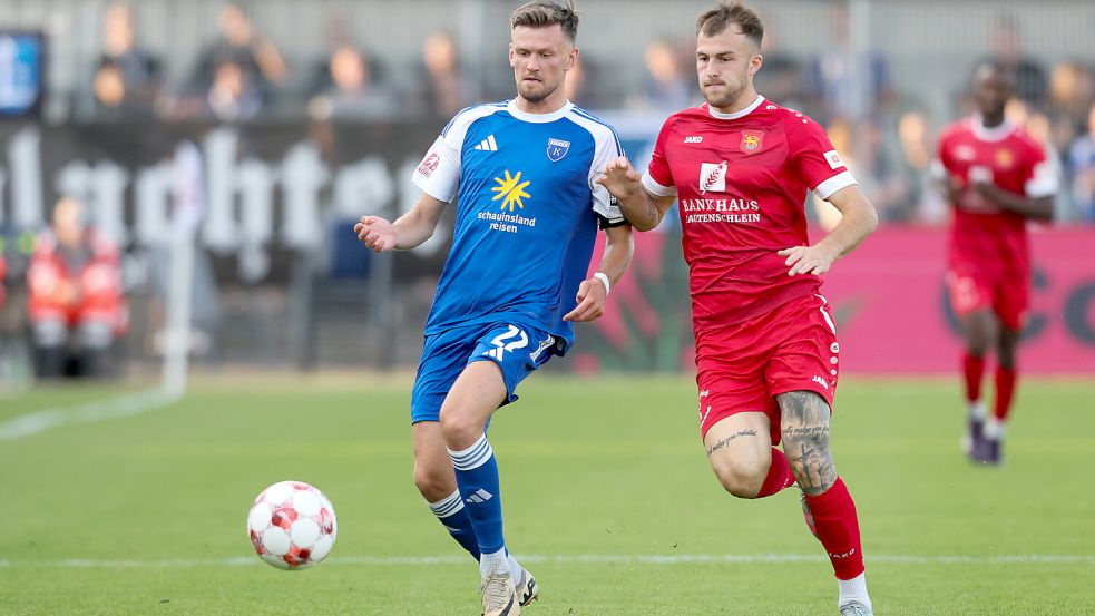 Kickers Emden (links Dennis Engel) verlor das Hinspiel gegen die FSV Schöningen mit 1:2. Archivfoto: Jens Doden/Emden