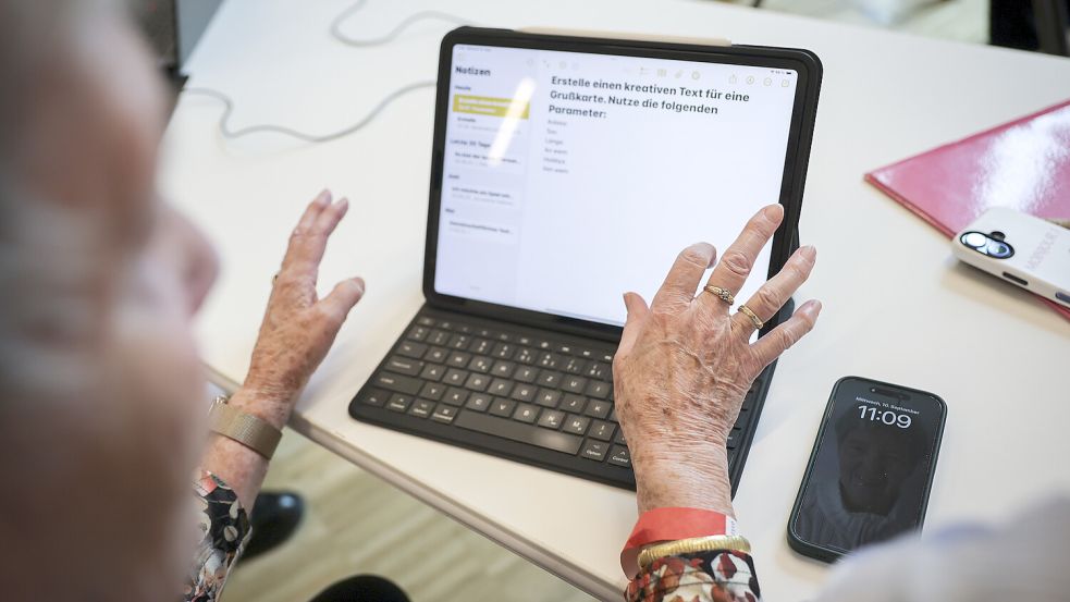 Mails schreiben, Rezepte ausdenken, Theorien entwickeln: KI kann das alles in Sekundenschnelle. Doch unsere eigene Intelligenz leidet darunter – oder? Foto: dpa/Christian Charisius