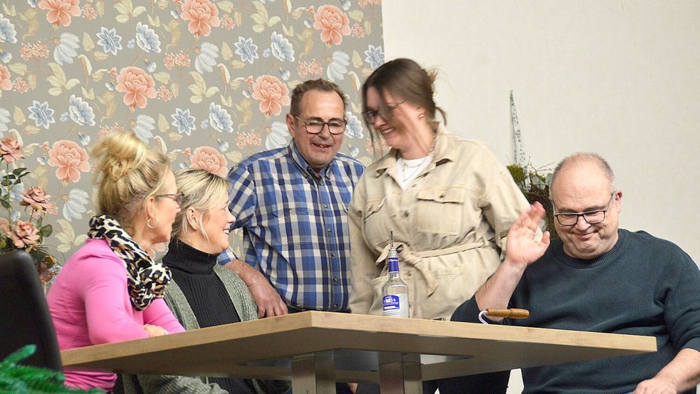 Hannelore Schön (links) und Heike Rüter mit der schwatzhaften Nachbarin Lisa Schröder in der Mitte sowie die Neu-Ruheständler Gerold Rasch und Matthias Adden. Foto: Gerd-D. Gauger