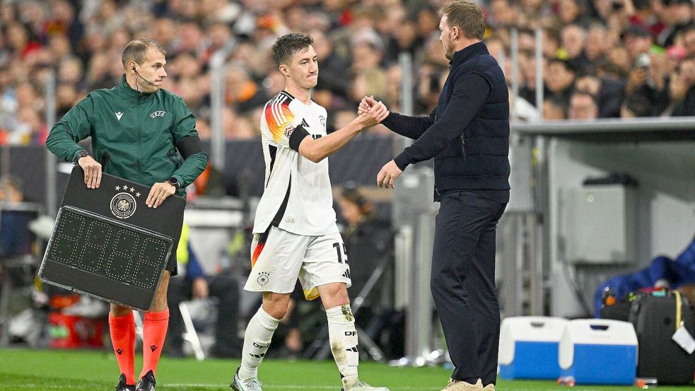 Ungeplantes Wiedersehen bei der Nationalmannschaft: Angelo Stiller (l) und Bundestrainer Julian Nagelsmann. (Archivild) Foto: Tom Weller