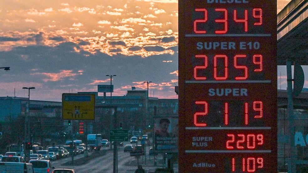 Die Spritpreise steigen – Aktien, Gold und Silber sind unter Druck. Foto: Jens Kalaene