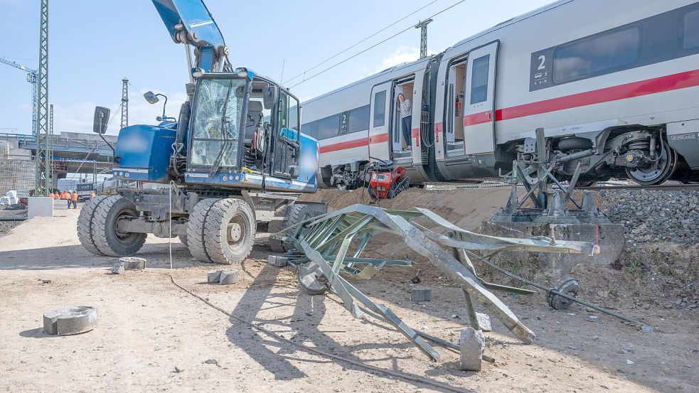Nach der Kollision eines ICE mit dem Greifarm eines Baggers muss die Schadenhöhe noch ermittelt werden. Foto: Boris Roessler