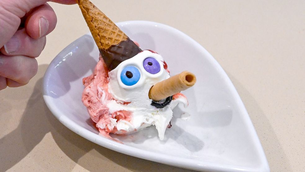 Im Eiscafe „Caffe e Gelato“ werden für Pinocchio die Sorten Fior di Latte und Erdbeere mit Erdbeersoße gemischt. Foto: Jens Kalaene