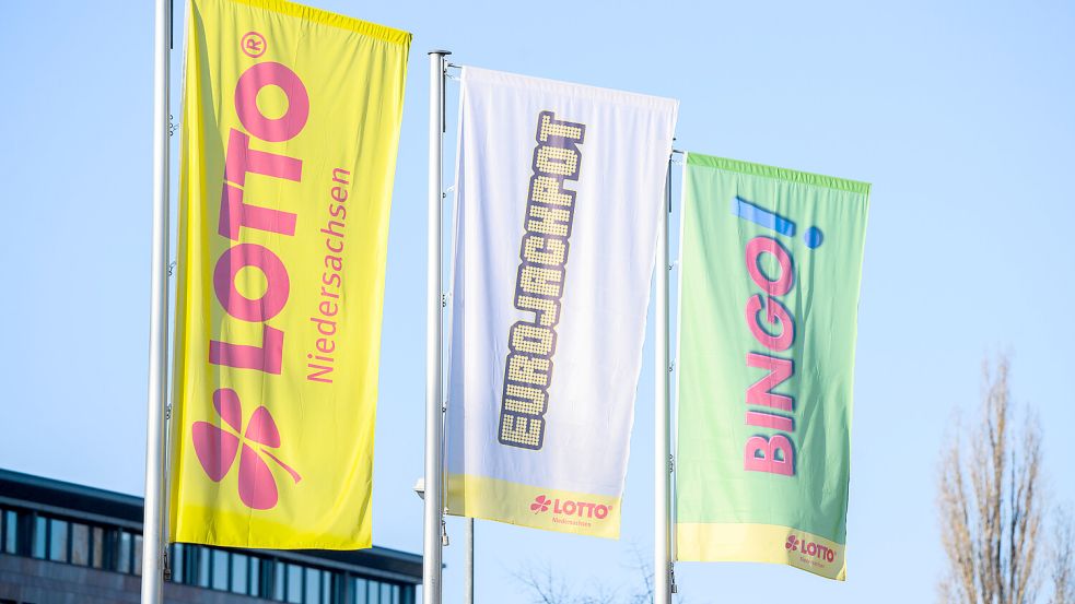 Fahnen von Lotto, Eurojackpot und Bingo wehen an der Zentrale von Lotto Niedersachsen in Hannover. Foto: Julian Stratenschulte/dpa