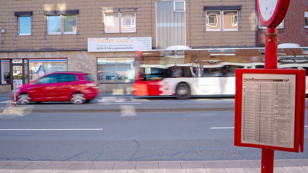 Zwei durchgehende Umweltspuren für Busse und Fahrradfahrer auf der Iburger Straße in Osnabrück hätten nach Ansicht von Pro Bahn und BOB nur Nachteile. Foto: Benjamin Beutler