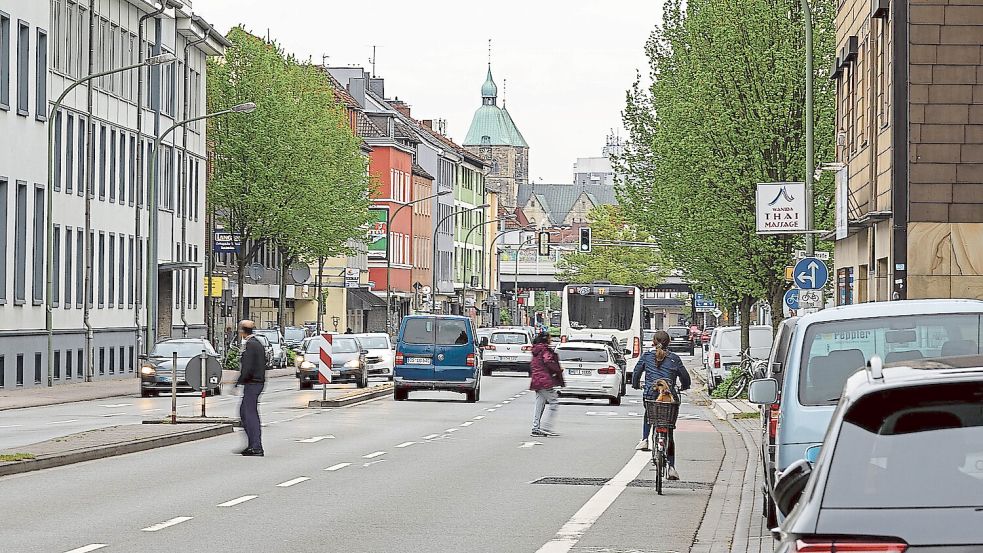 Eine Spur nur für Busse und Fahrräder. Das sah der Beschluss des Stadtrats eigentlich vor, aber was halten die noz-Leser von diesem Plan? Foto: Benjamin Beutler