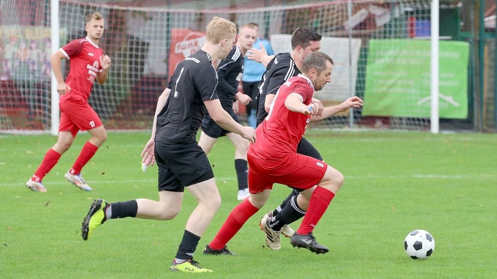 Der Münkeboer Kapitän Stefan Janssen (rotes Trikot) und seine Crew lieferte sich zu Hause gegen Leezdorf einen offenen Schlagabtausch. Am Ende gab es für den VfB eine ärgerliche 3:4-Niederlage. Foto: Wilfried Gronewold