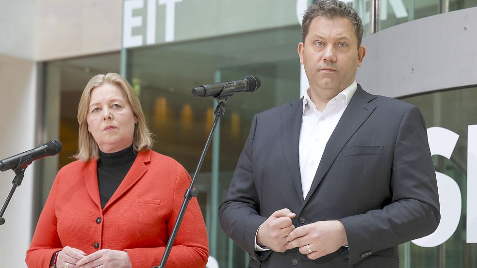 „Wir werden die SPD nicht ins Chaos stürzen:“ Lars Klingbeil mit Co-Parteichefin Bärbel Bas am Montag in Berlin. Foto: IMAGO/Mauersberger