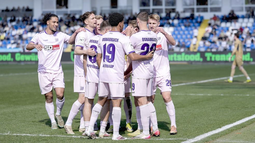 Ein starkes Kollektiv: Die Mannschaft des VfL Osnabrück jubelt in Hoffenheim nach dem Treffer von David Kopacz zum 1:0. Foto: IMAGO/Oliver Zimmermann
