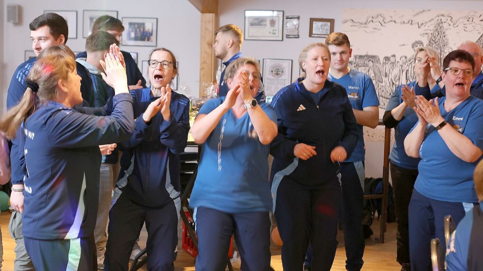Die siegreiche Dietrichsfelder Mannschaft stimmt sich auf die Meisterfeier im Vereinsheim ein. Foto: Wilfried Gronewold