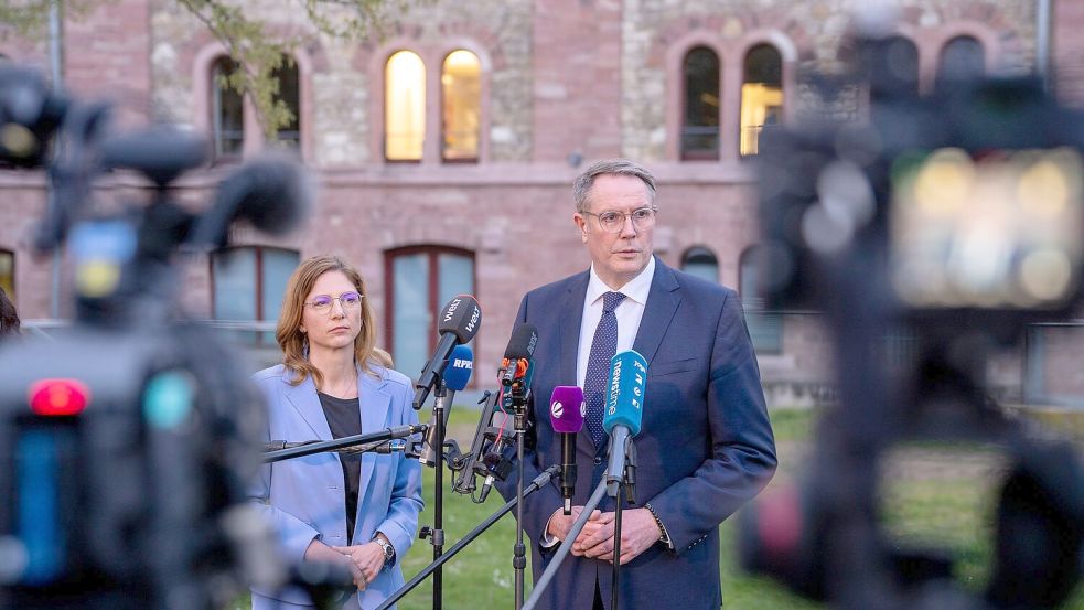 Bätzing-Lichtenthäler und Schweitzer äußerten sich vor der SPD-Geschäftsstelle. Foto: Andreas Arnold