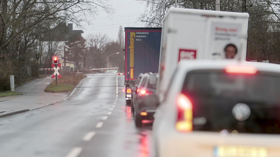 Warten am Bahnübergang an der Atterstraße im Stadtteil Eversburg. Eine Untertunnelung soll hier für Abhilfe sorgen. Foto: Christoph Beyer