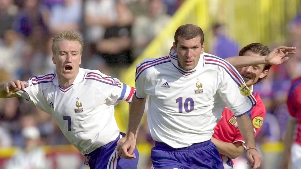 Einst ein kongeniales Duo im Nationalteam: Didier Deschamps (l.) und Zinédine Zidane. (Archivbild) Foto: Oliver Berg/dpa