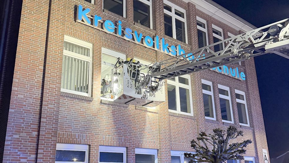 Über die Drehleiter wurde die Menschenrettung aus einem Fenster im Obergeschoss eingeleitet. Foto: Diana Stöhr-Aeilts (Feuerwehr Aurich)