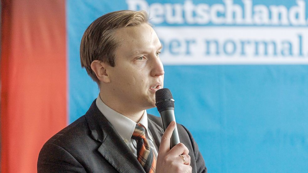 AfD-Nachwuchspolitiker Kevin Dorow wird doch nicht aus der Partei ausgeschlossen, muss dafür aber auf seine Ämter verzichten. (Archivbild) Foto: Markus Scholz