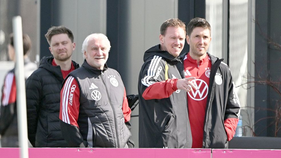 Rudi Völler (l.) und Julian Nagelsmann (2.v.r.) schauen auf den Trainingsplatz. Foto: Federico Gambarini