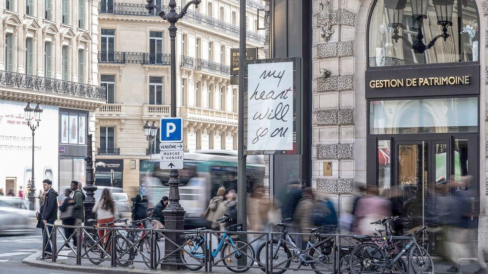 In Paris sind zahlreiche Poster mit Songtiteln von Céline Dion aufgetaucht. Foto: Blanca Cruz/AFP/dpa