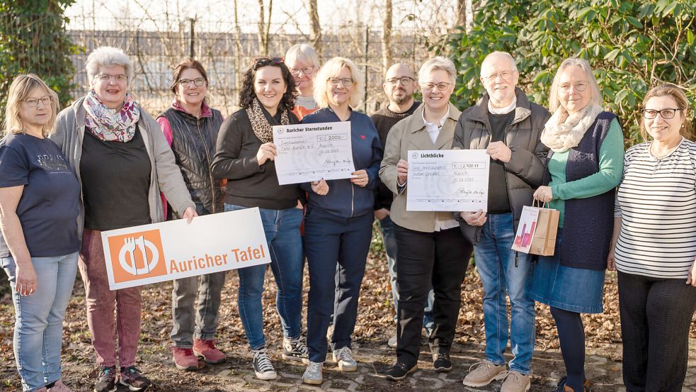 Spendenübergabe bei der Tafel Aurich: Gerda Süßen, Carmen Pangonis, Marianne Oltrop, Alexandra Eschen, Tini Rogner, Cathrin Meenken, Tim Bruns, Silke Kampen, Dieter Emler, Susanne Schneider und Somea Karan. Foto: privat
