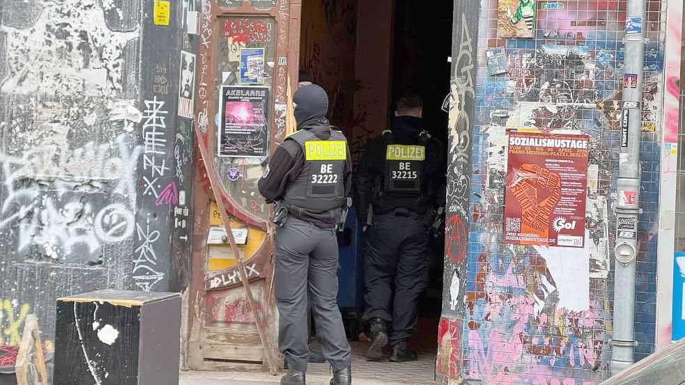 Ein halbes Jahr nach dem Anschlag auf Stromleitungen zum Techpark Adlershof durchsucht die Polizei Wohnungen in mehreren Bundesländern. (Archivbild) Foto: Sven Käuler/dpa