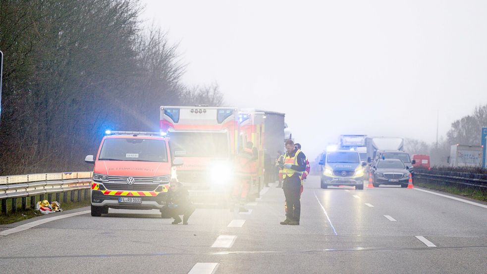 Polizei, Rettungsdienst und Feuerwehr waren auf der A7 bei Handewitt im Einsatz. Foto: Sebastian Iwersen