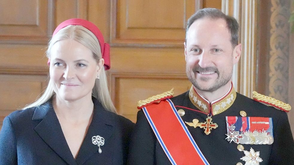 Kronprinz Haakon steht Kronprinzessin Mette-Marit zur Seite. Foto: Ole Berg-Rusten/NTB/dpa