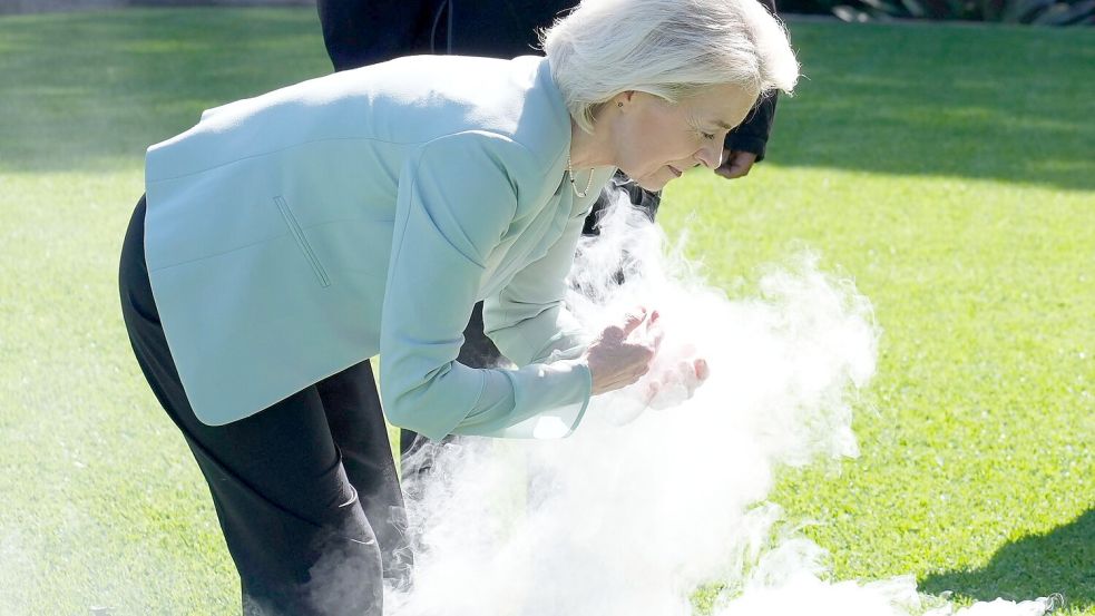 Auf ihrer Australien-Reise nahm von der Leyen auch an einer traditionellen Rauchzeremonie der Aborigines im Admiralty House in Sydney teil. Der Rauch soll unter anderem böse Geister vertreiben. Foto: Rick Rycroft/AP/dpa