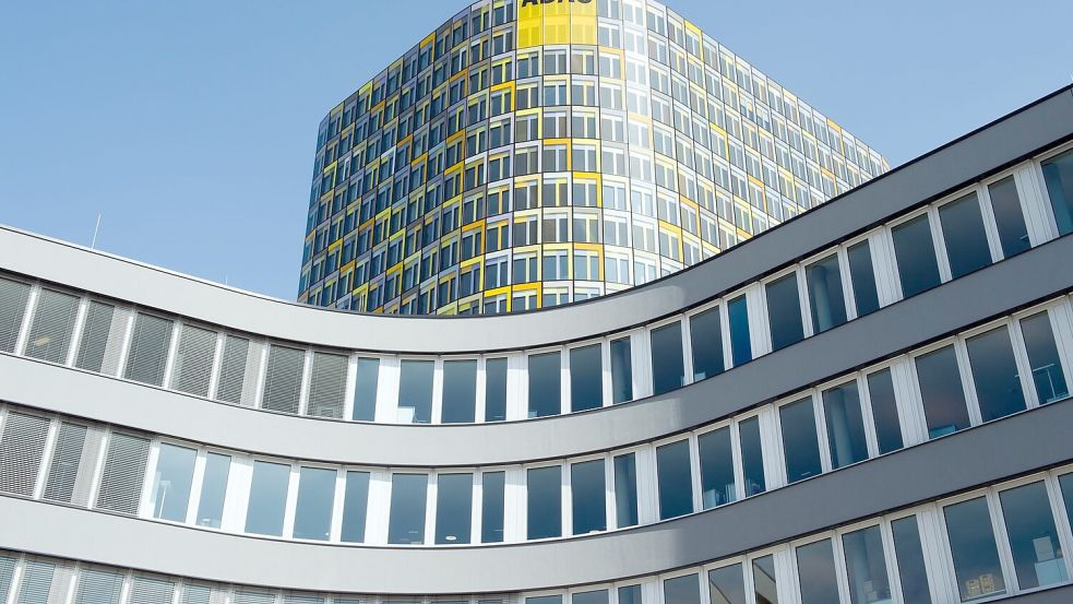 Der ADAC erwägt, die Preise zu erhöhen. (Archivbild) Foto: Peter Kneffel/dpa