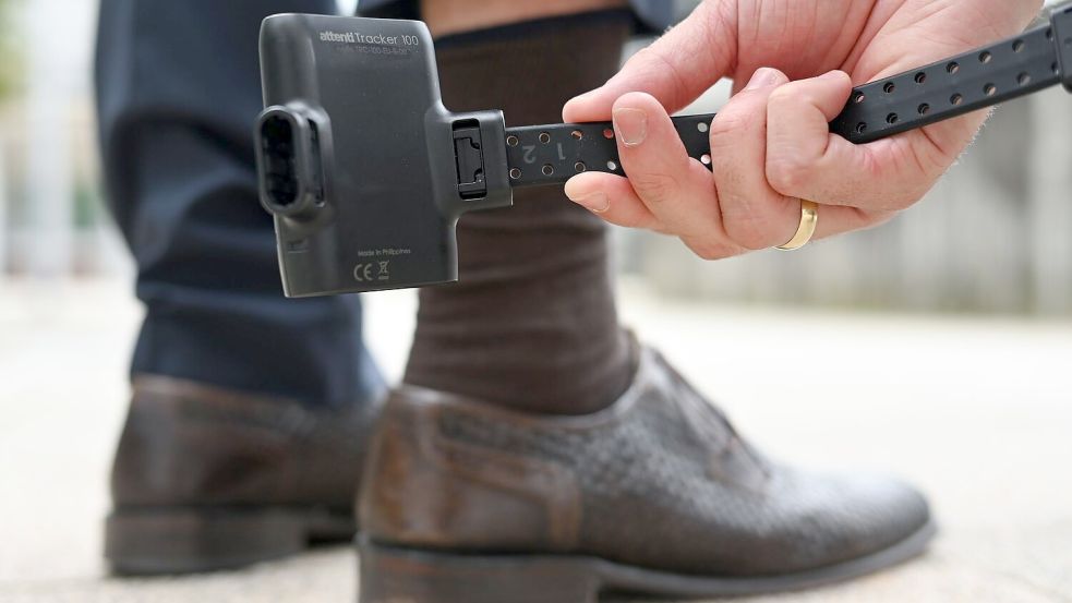Fußfesseln werden in Spanien seit über 15 Jahren auch zum Frauenschutz eingesetzt. (Symbolbild) Foto: Arne Dedert
