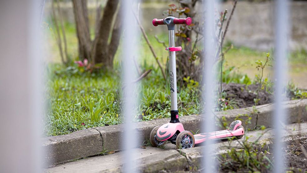 Ein Tretroller steht vor dem Einfamilienhaus in der Region Hannover, in dem sich die Tat ereignete. Foto: Moritz Frankenberg