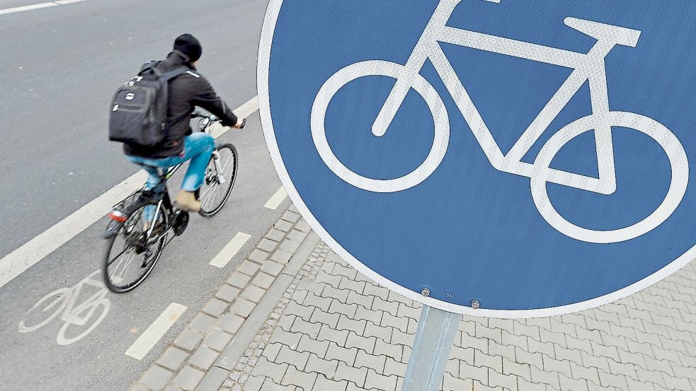 Wie lässt sich ein sicherer Verkehr für Radfahrer bewerkstelligen? Das können Teilnehmer am 10. April im Innovationscentrum Osnabrück diskutieren – die Stadt lädt erstmalig zum „Osnabrücker Fahrrad-Dialog“ ein. Foto: Arne Dedert/dpa