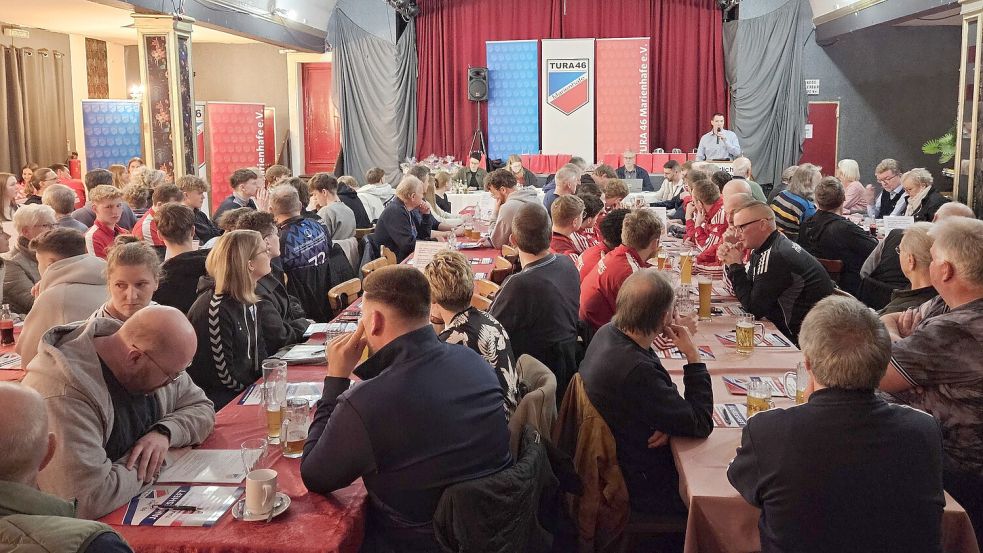 Volles Haus: Zur 80. Jahresversammlung von TuRa Marienhafe im Saal des Hotels Zur Waage in Marienhafe kamen nach Vereinsangaben mehr als 120 Mitglieder und Gäste: Fotos: Imko Swieter