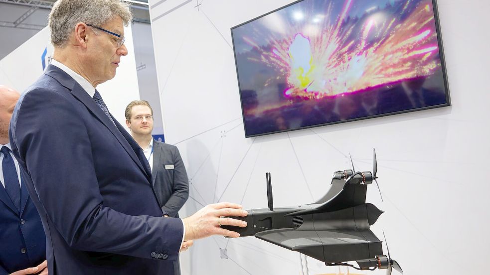 Bundesverkehrsminister Patrick Schnieder (CDU) bei der Messe Xponential am Messestand von Rheinmetall, wo eine Abfangdrohne zu sehen ist. Foto: Henning Kaiser